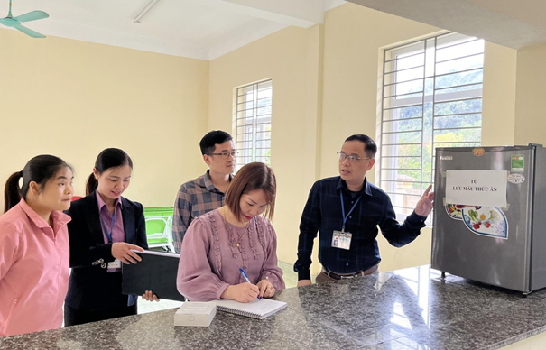 Đoàn kiểm tra liên ngành ATTP kiểm tra công tác đảm bảo 
ATTP tại Trường Mầm non xã Lạc Nông huyện Bắc Mê
