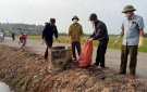 Hội Cựu chiến binh xã Xuân Hồng thực hiện thu gom vỏ chai, bao bì thuốc bảo vệ thực vật trên đồng ruộng   