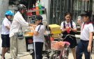 Nguy cơ mất an toàn thực phẩm từ các hàng rong trước cổng trường học