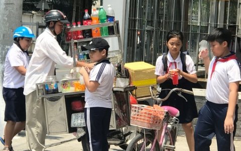 Nguy cơ mất an toàn thực phẩm từ các hàng rong trước cổng trường học