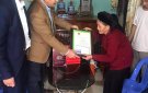 Lãnh đạo xã thăm. tặng quà các cụ tròn 100 tuổi 